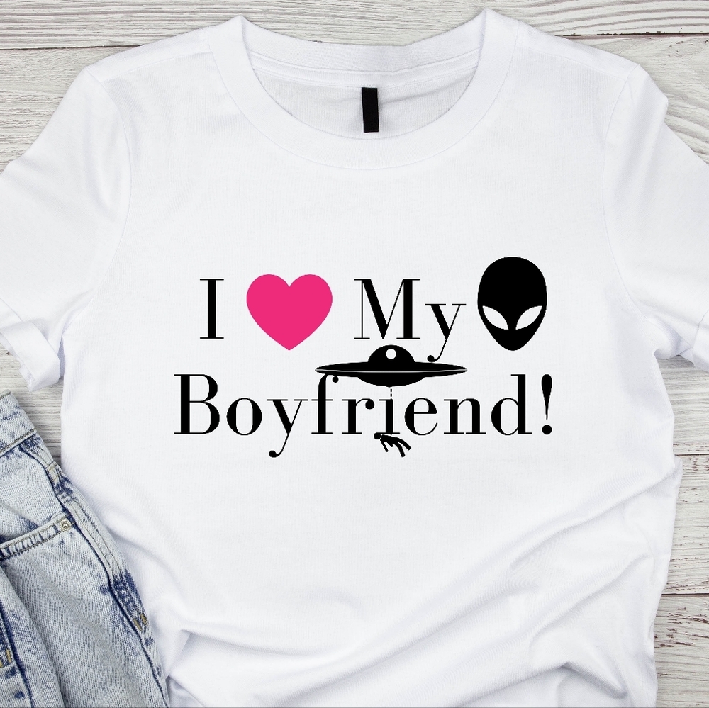 Vinyl Graphic Tee - I Love My Alien Boyfriend!